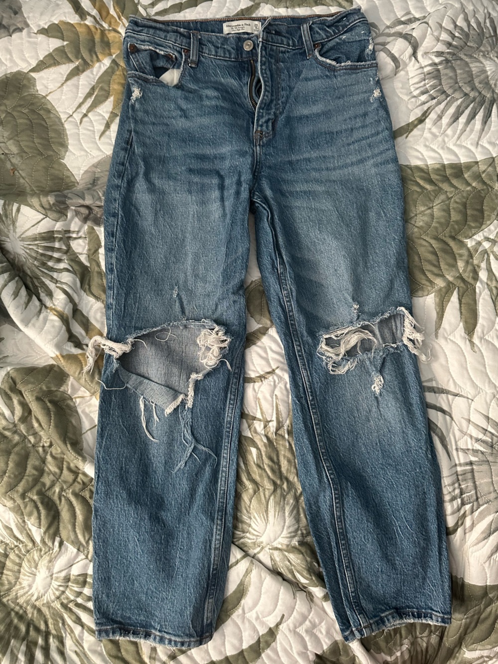 Abercrombie & Fitch The 80’s Straight Ultra High-Rise EXTRA SHORT Blue Jeans